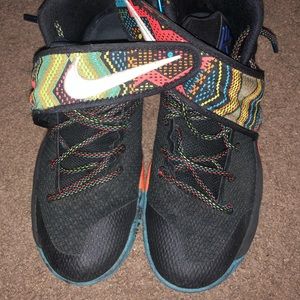 Nike Men’s Kyrie 2 BHM In Mint condition.